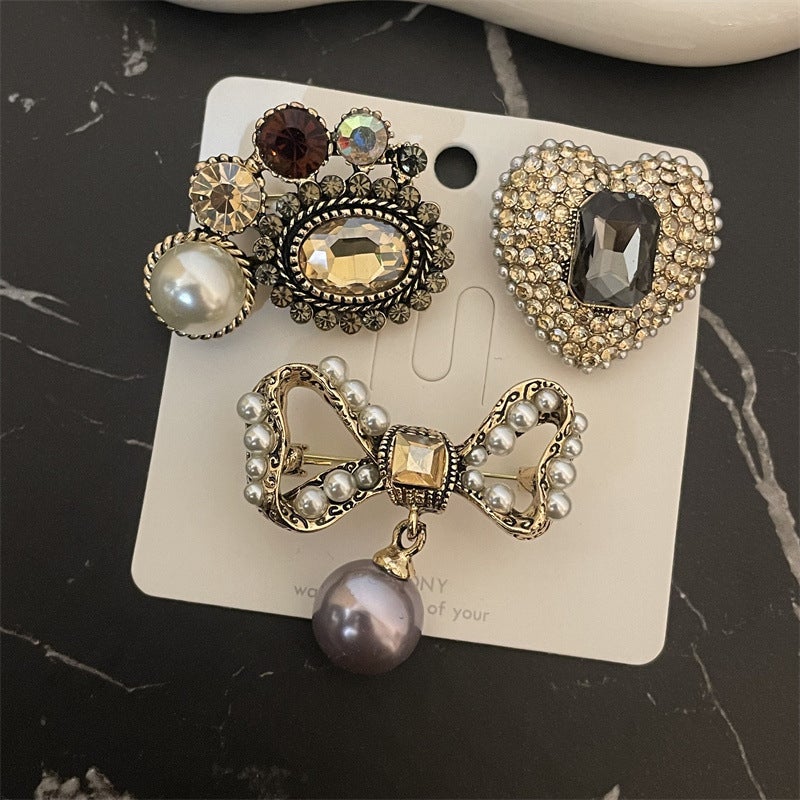 Retro Mid-Century Style Butterfly Flower Inlaid With Diamonds And Pearl Brooch Light Luxury Temperament Brooch Ready For Sale - Image 5